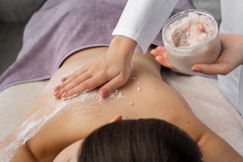 Солевой скраб: как простое средство делает кожу гладкой и упругой?