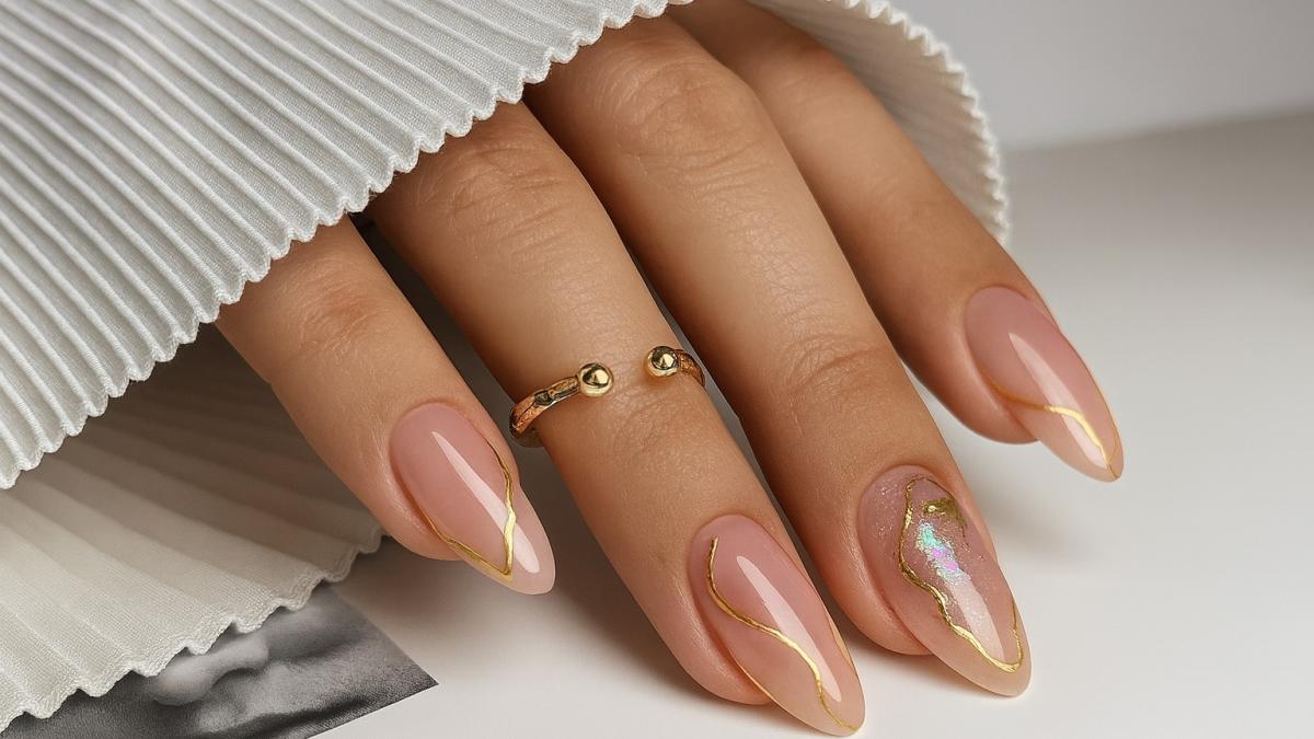 Розовый маникюр с золотыми линиями