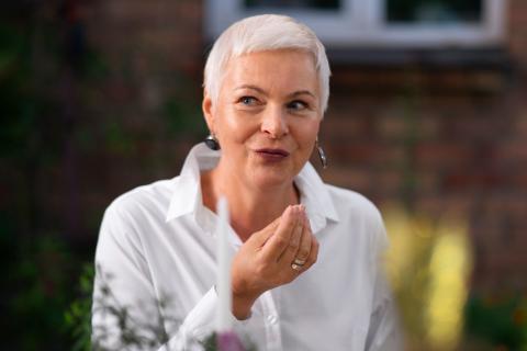 Женщина среднего возраста с макияжем