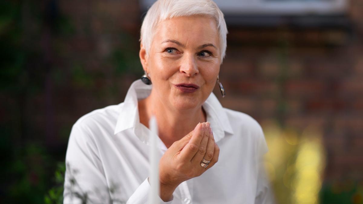 Женщина среднего возраста с макияжем