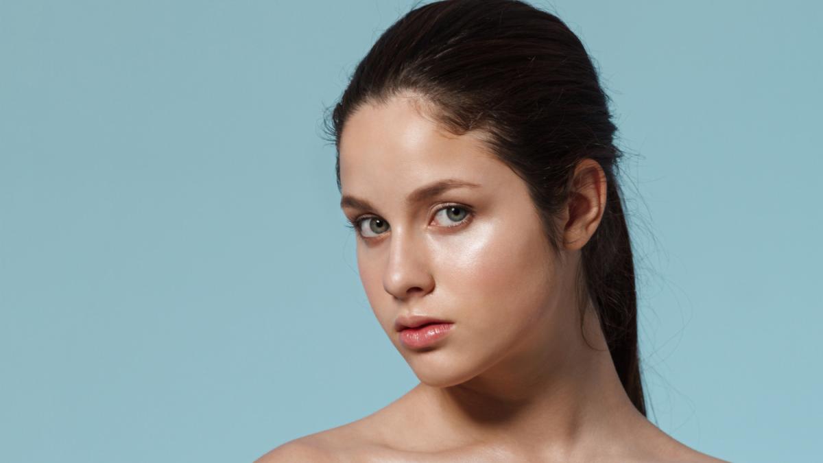 Девушка с сияющим тоном лица