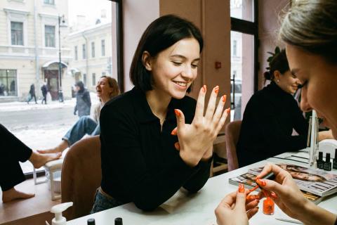 Запретный апельсин: почему мы годами избегали этого цвета и как он стал символом осознанной роскоши