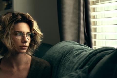 Девушка с задумчивым выражением