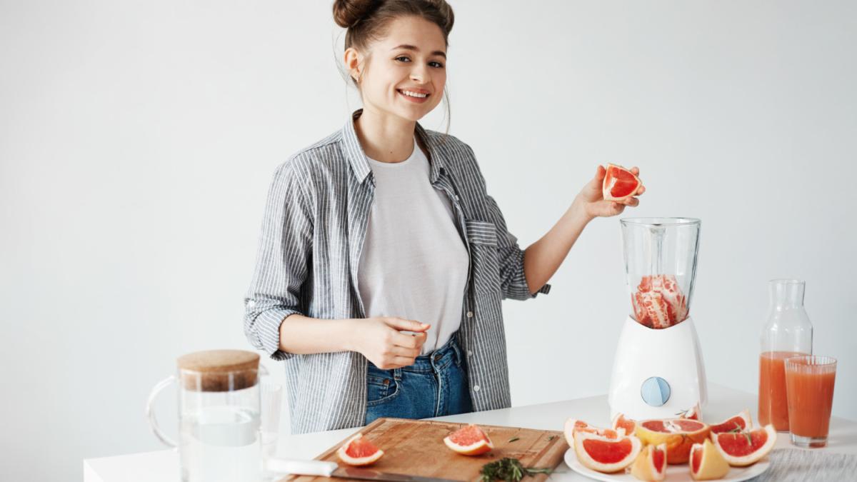 Девушка готовит шот