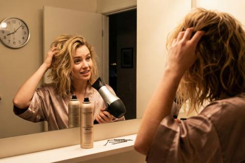 Запретная расческа: почему стилисты 70-х запрещали чесать кудри и как этот тренд спасет ваш вечер сегодня