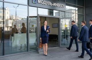 Белая блузка или джинсы? Почему ваша попытка «быть собой» в первый день — это карьерное самоубийство