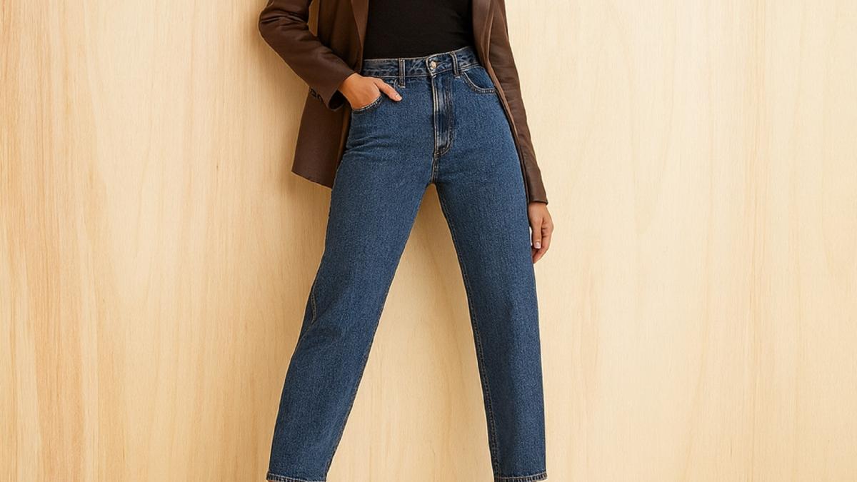 Девушка в джинсах и пиджаке