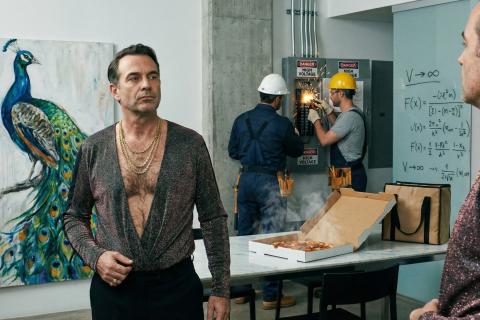 Парадокс павлина: Почему 85% женщин обожают волосы на мужской груди, но терпеть не могут глубокие вырезы?