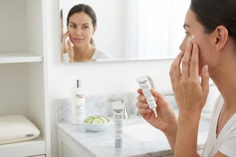 Мифы о демакияже: почему универсальное молочко для лица разрушает архитектуру нежной кожи вокруг глаз