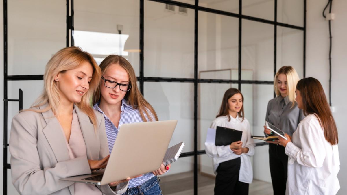 сотрудники работают в офисе