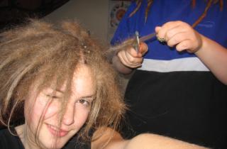 Узнайте, как плести безопасные дреды без повреждений волос — 5 шагов