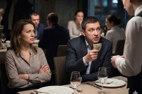 Мужчина и женщина в ресторане