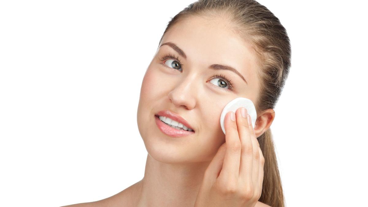 Девушка увлажняет кожу