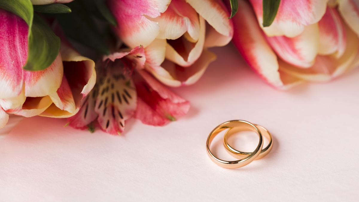Обручальные кольца и цветы