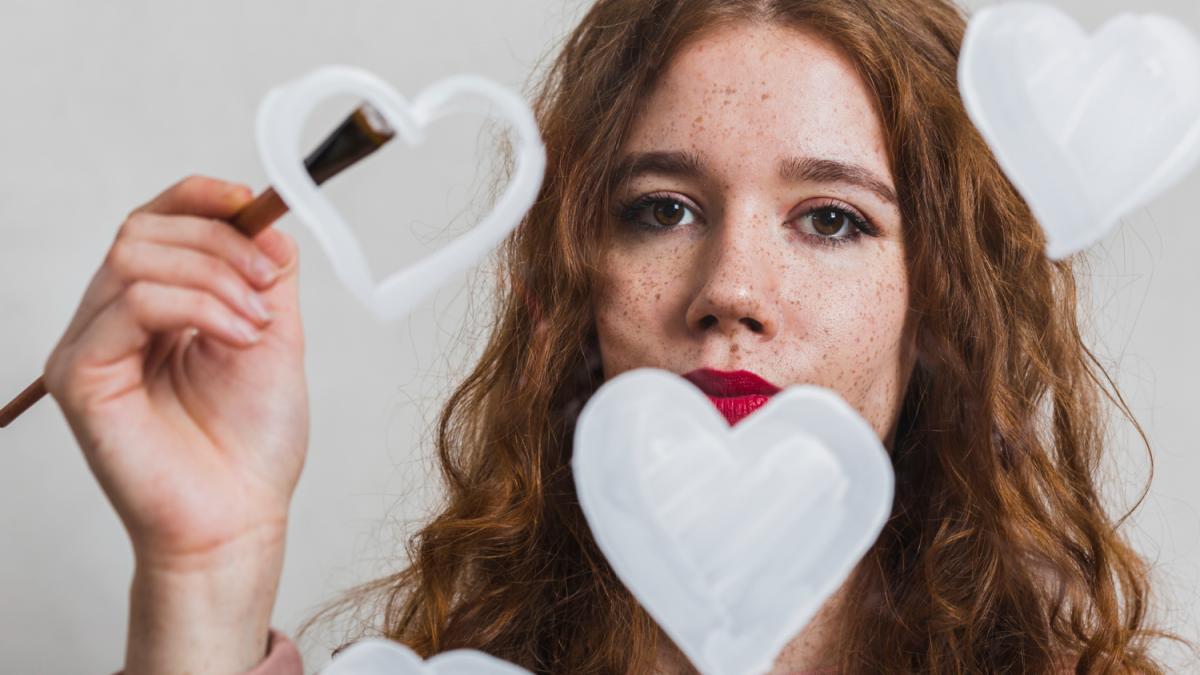 Девушка рисует чувства