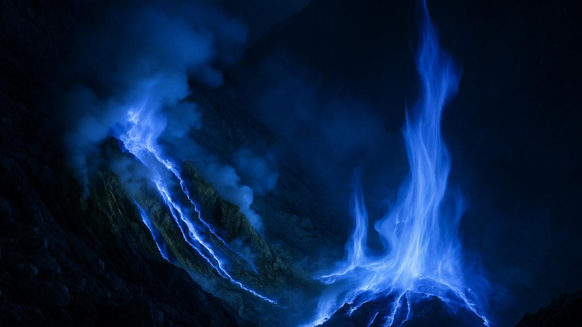 Вулкан Иджен, синее пламя в кратере