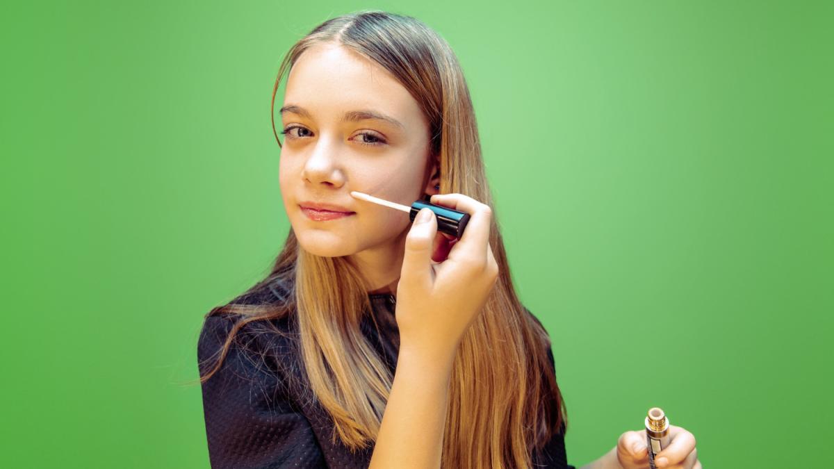 Девочка красится