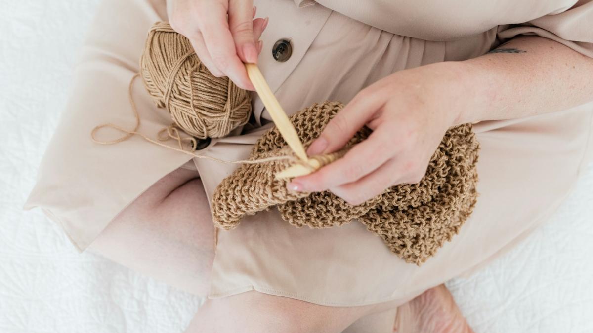 Крупный план: руки вяжут спицами