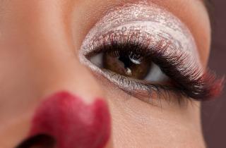 Преобразите свой образ с помощью 3 простых элементов подиумного макияжа