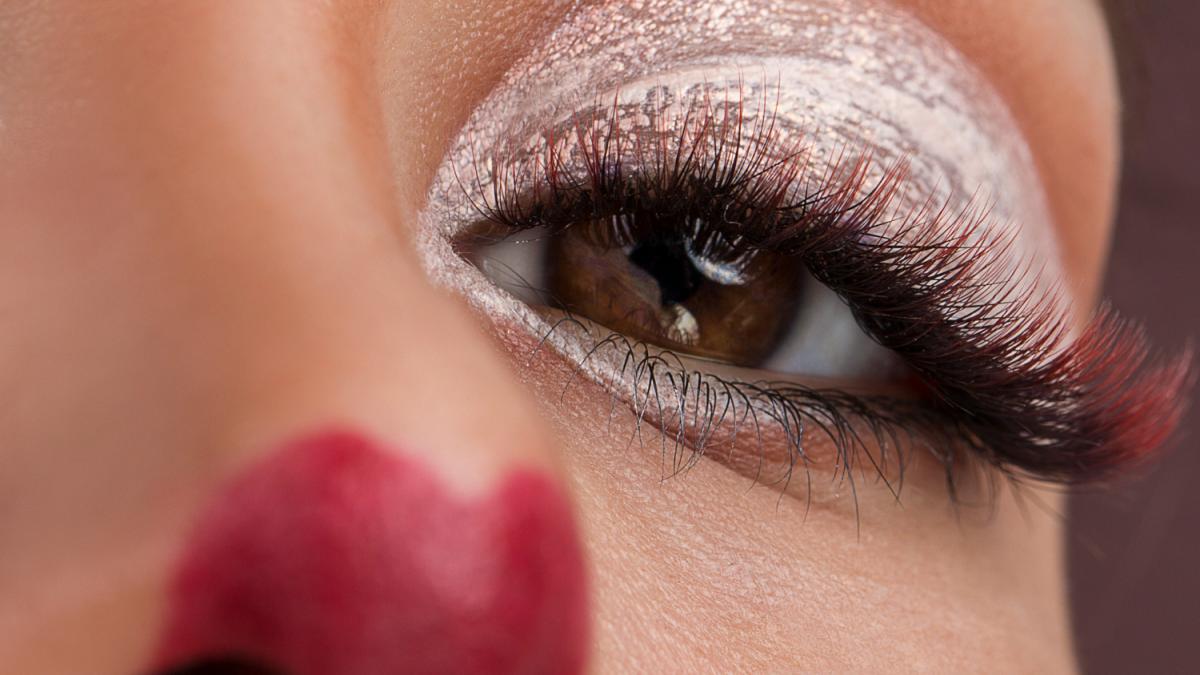 Крупный план накладных ресниц