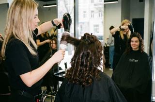 Керамика против кабана: 5 ошибок при выборе брашинга, которые лишают ваши волосы зеркального блеска