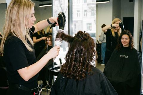 Керамика против кабана: 5 ошибок при выборе брашинга, которые лишают ваши волосы зеркального блеска