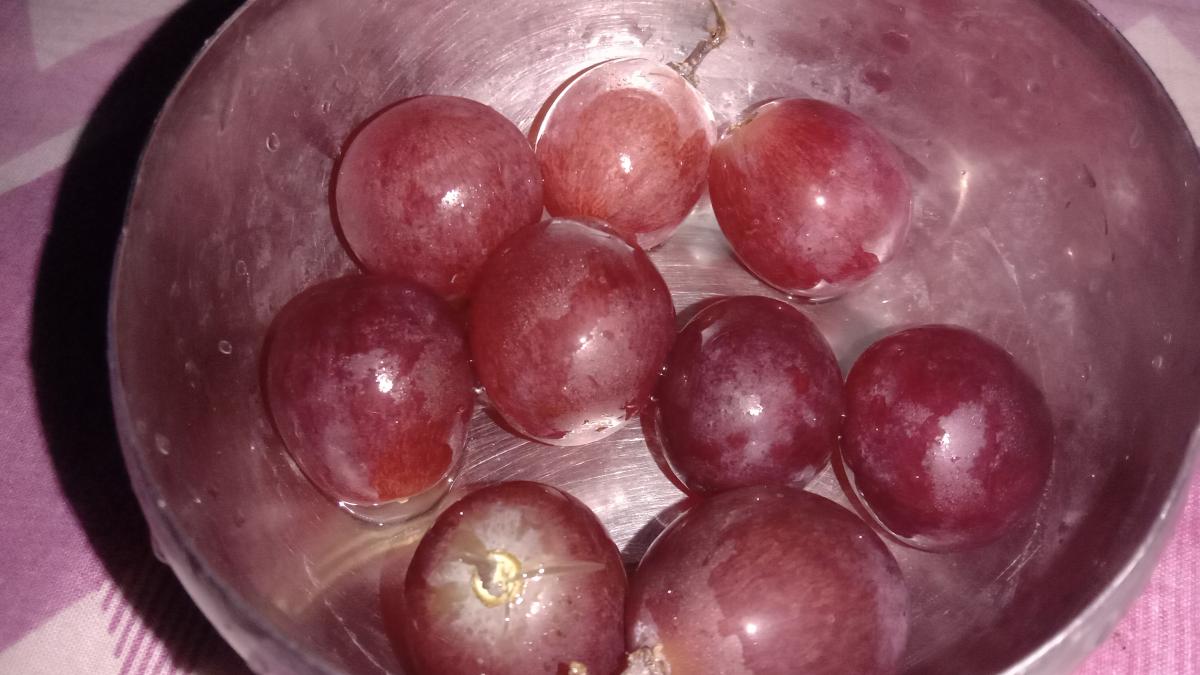 Красный виноград