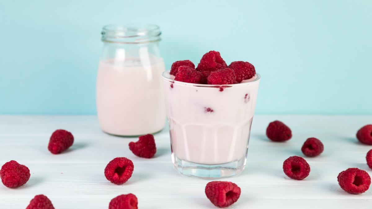 Йогурт с малиной