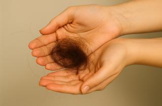 Выпадение волос осенью: знак, что пора изменить привычки в уходе и питании