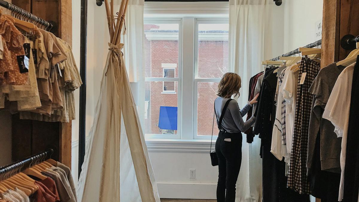 Женщина рассматривает одежду