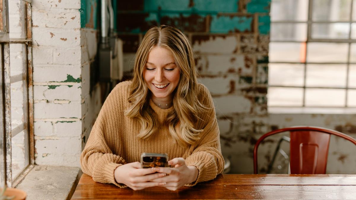 Девушка печатает сообщение