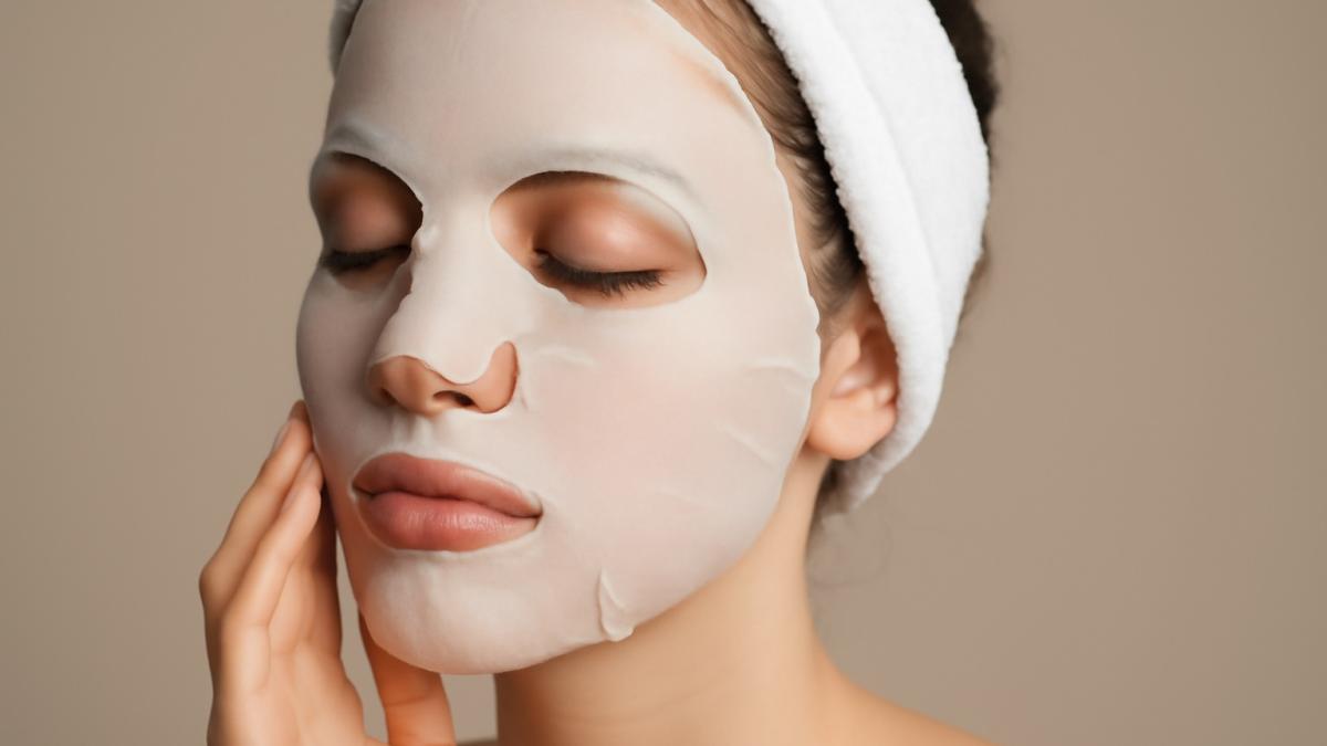 Девушка с тканевой маской на лице