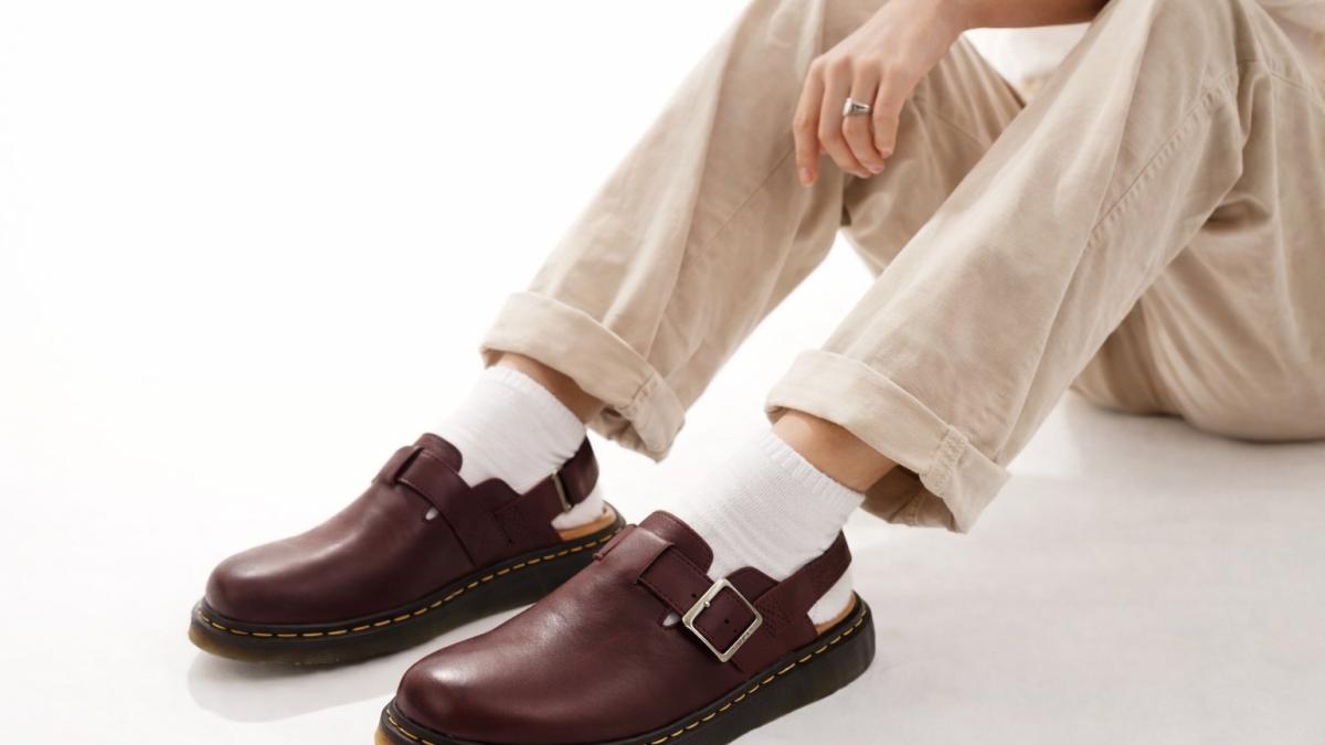 Бургундские туфли с ремешком