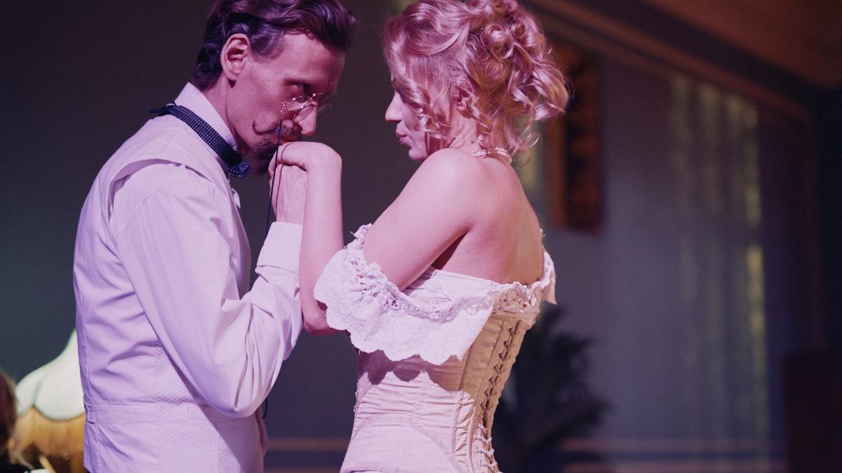 Мужчина обхаживает женщину