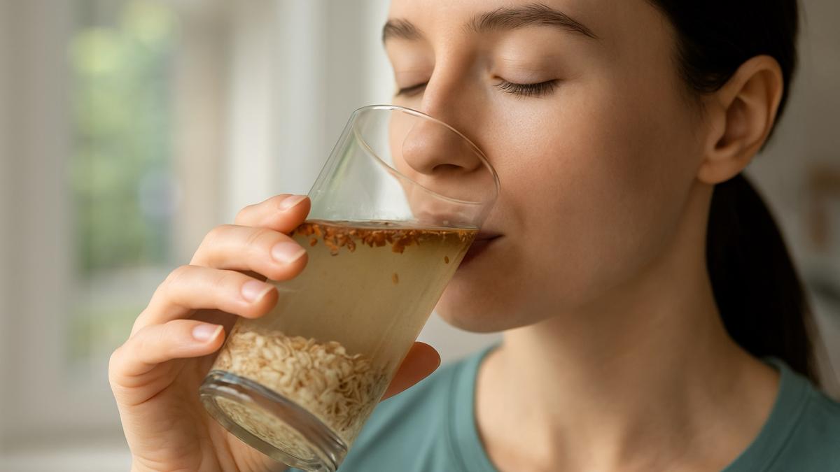 Девушка пьет напиток для похудения