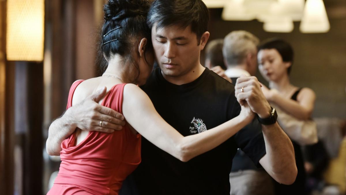 Занятие танцами в зале