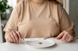 Гормоны не прощают голод: резкий отказ от еды после праздников провоцирует опасный хаос в теле