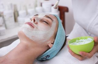 Скраб для лица: как часто можно делать пилинг без вреда – советы экспертов