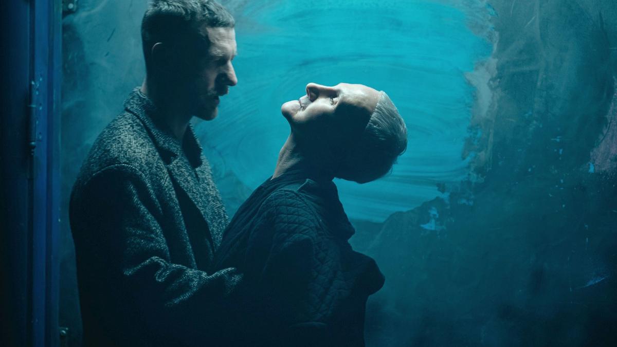 Женщина в руках мужчины