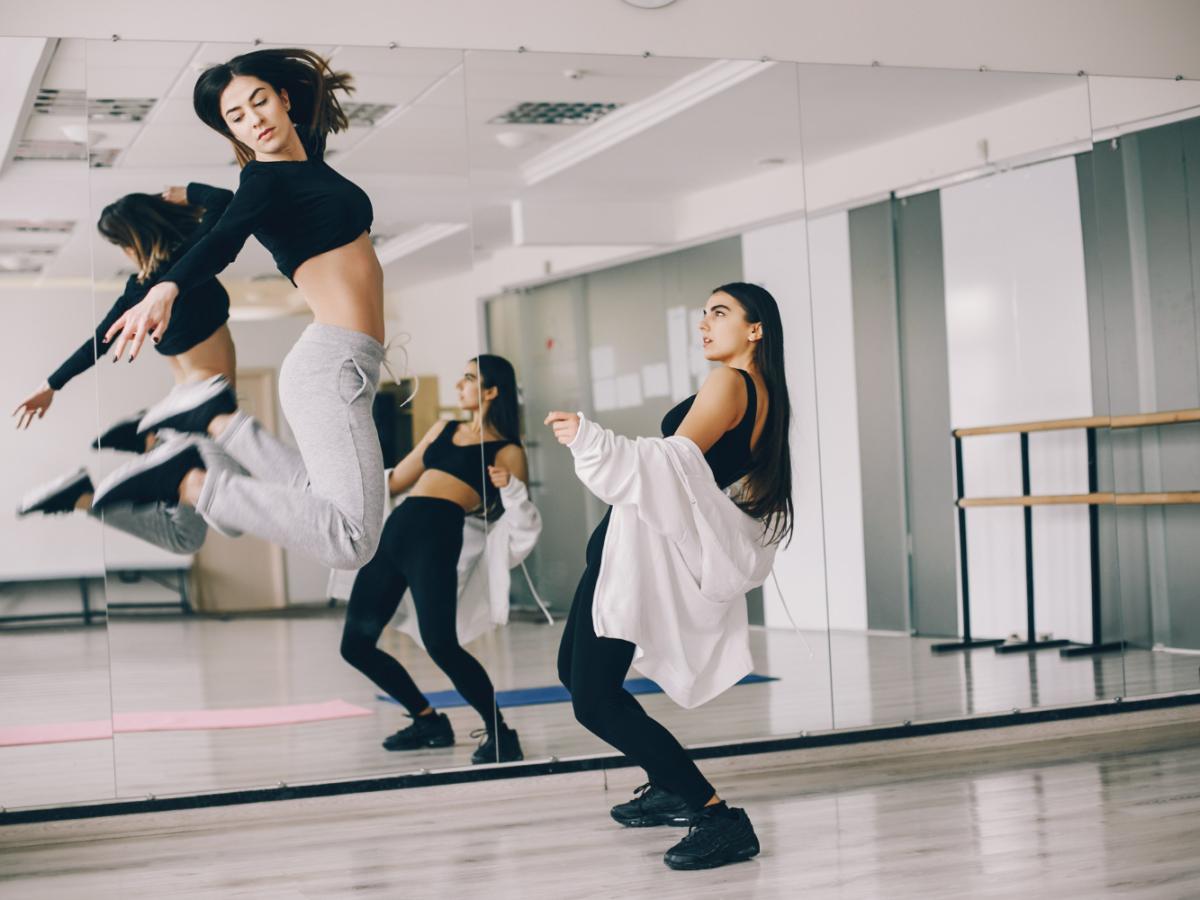 Секрет осиной талии: как фитнес-латина помогает сжигать калории и исправлять осанку