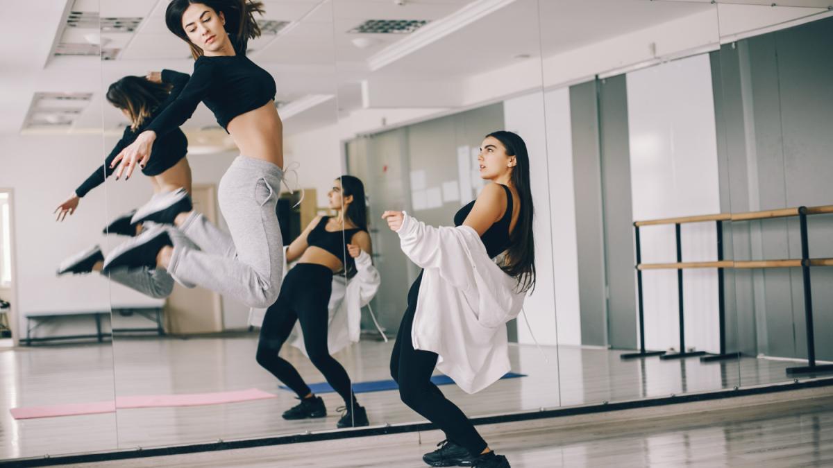 Занятие танцами в зале