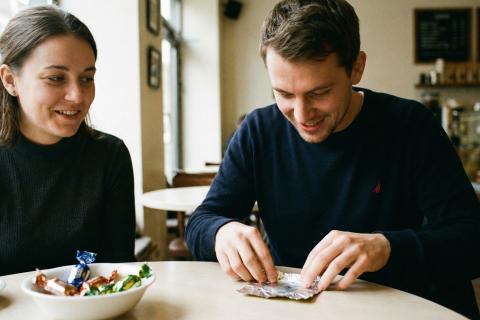 Рука помощи: почему прикосновение незнакомца не работает как анестетик, а рука мужа — да?