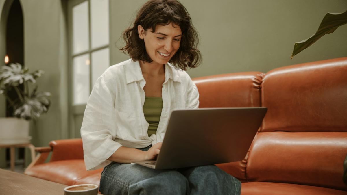 Женщина с ноутбуком на диване