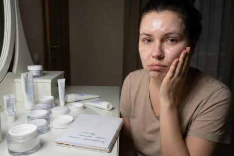 Лицо сползает в декольте: истинная причина глубоких заломов кроется в зажимах плеч и статике шеи