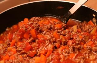 Гуляш без муки: как сделать подливу идеально густой с помощью обычного лука