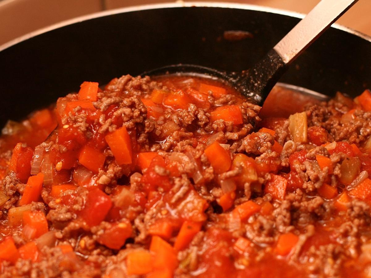 Гуляш без муки: как сделать подливу идеально густой с помощью обычного лука