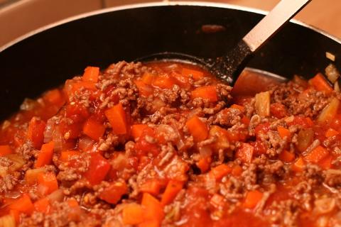 Гуляш без муки: как сделать подливу идеально густой с помощью обычного лука