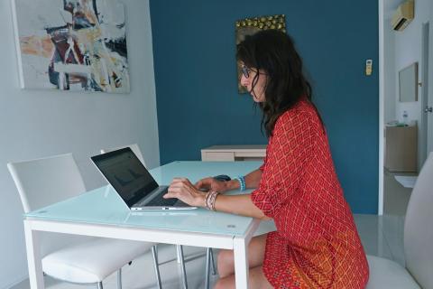 Женщина сидит за компьютером