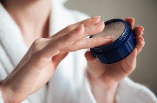 Мазь или крем: сравнение, советы по применению и распространенные мифы