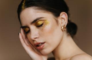 Блестящий макияж: как правильно использовать тени с блестками и глиттер